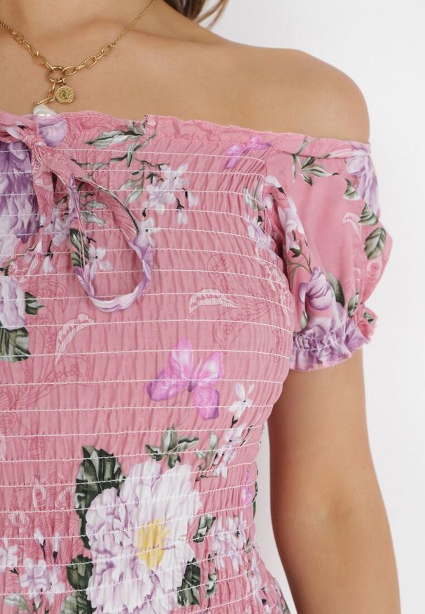 Born2be - Różowa Sukienka Maxi w Kwiaty z Ozdobnym Wiązaniem przy Dekolcie i Krótkimi Rękawami Paninthe. Kolor: różowy. Materiał: tkanina. Długość rękawa: krótki rękaw. Wzór: kwiaty. Długość: maxi
