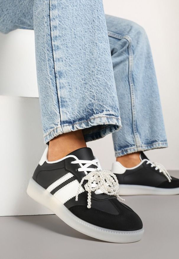 Renee - Czarne Sneakersy Typu Kultowe Tenisówki ze Zdobieniem z Perłami Nalavia. Okazja: na co dzień. Kolor: czarny. Materiał: jeans. Wzór: aplikacja