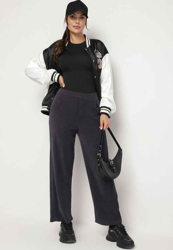 Born2be - Granatowe Spodnie z Szerokimi Nogawkami i Imitacją Kieszeni Iridema. Okazja: na co dzień. Kolor: niebieski. Materiał: jedwab. Styl: casual, klasyczny