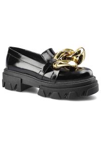 Półbuty damskie Carinii, naturalna skóra lakierowana na wysokiej podeszwie ze złotym elementem łańcucha nad palcami, czarne, B5976_-037-000-000-E33. Okazja: na co dzień, do pracy. Zapięcie: bez zapięcia. Kolor: czarny. Szerokość cholewki: normalna. Materiał: lakier, skóra, materiał. Sezon: wiosna. Obcas: na obcasie. Styl: casual, elegancki. Wysokość obcasa: niski #1