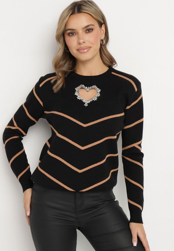 Born2be - Czarno-Brązowy Sweter z Wiskozą w Geometryczny Wzór z Wycięciem w Kształcie Serca z Cyrkoniami Temilime. Okazja: na spotkanie biznesowe, na co dzień, do pracy. Kolor: czarny. Materiał: wiskoza. Długość rękawa: długi rękaw. Długość: długie. Wzór: geometria. Styl: elegancki, biznesowy, casual