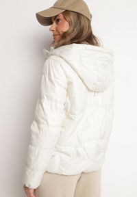 Born2be - Biała Kurtka z Kapturem Ozdobiona Przeszyciami i Sznurkami Boledia. Okazja: na co dzień. Typ kołnierza: kaptur. Kolor: biały. Materiał: jeans. Wzór: aplikacja. Styl: casual #7