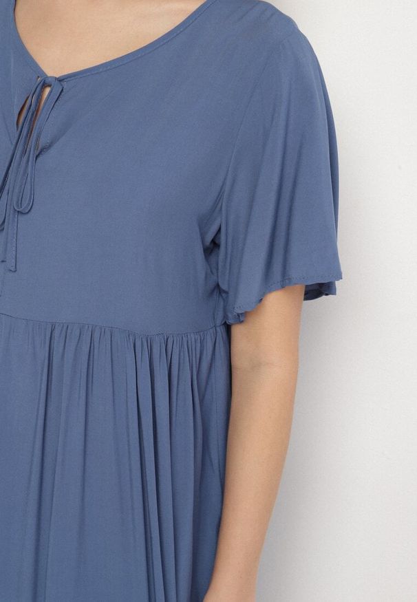 Born2be - Niebieska Sukienka z Bawełny o Rozkloszowanym Kroju z Wiązaniem przy Dekolcie Mepilea. Okazja: na co dzień. Kolor: niebieski. Materiał: bawełna. Długość rękawa: krótki rękaw. Sezon: wiosna, lato. Typ sukienki: rozkloszowane. Styl: klasyczny, casual, elegancki