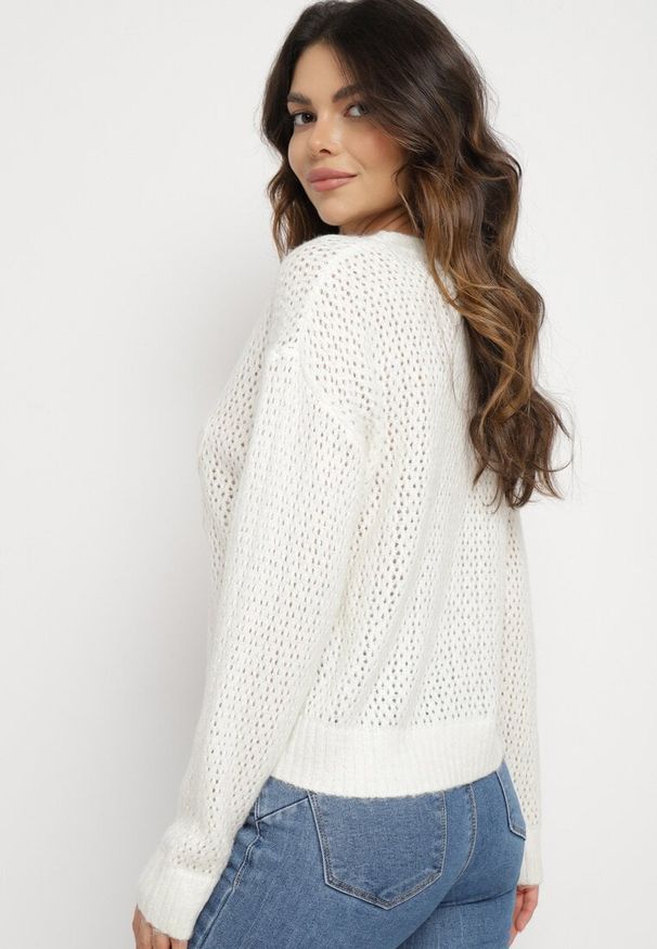 Born2be - Jasnobeżowy Sweter z Wełną i Kwiatowymi Aplikacjami Saivin. Okazja: na co dzień. Kolor: beżowy. Materiał: wełna. Długość rękawa: długi rękaw. Długość: długie. Wzór: kwiaty, aplikacja. Styl: casual