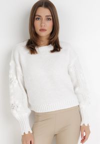 Born2be - Biały Sweter Demile. Kolor: biały. Długość: długie. Wzór: aplikacja. Styl: klasyczny