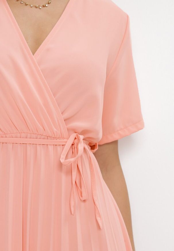 Born2be - Różowa Sukienka Plisowana Maxi z Wiązanym Paskiem Dianiza. Kolor: różowy. Materiał: materiał. Długość: maxi