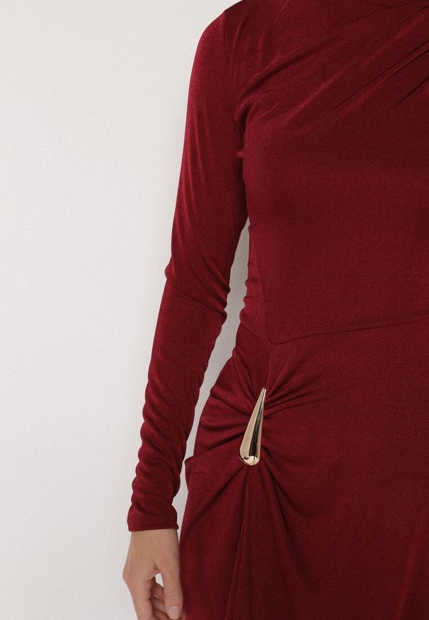 Born2be - Bordowa Koktajlowa Sukienka Ozdobiona Metaliczną Aplikacją i Marszczeniem z Boku Retima. Kolor: czerwony. Wzór: aplikacja. Styl: wizytowy