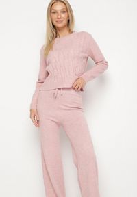 Born2be - Jasnoróżowy Dzianinowy Komplet z Wełną i Bawełną Sweter z Tłoczonym Wzorem i Spodnie Otivra. Kolor: różowy. Materiał: dzianina, wełna, bawełna #3