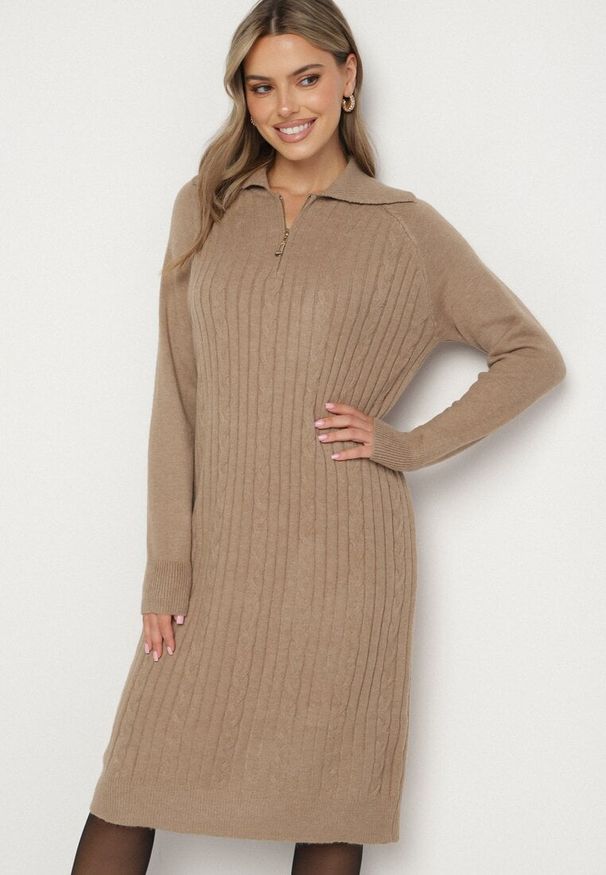 Born2be - Beżowa Sweterkowa Sukienka Pudełkowa z Bawełną i Wełną Ozdobiona Suwakiem Reimia. Okazja: na co dzień. Kolor: beżowy. Materiał: wełna, bawełna. Wzór: aplikacja. Styl: casual, klasyczny