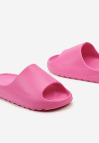 Born2be - Fuksjowe Klapki z Pianki na Płaskiej Podeszwie z Szerokim Paskiem Forara. Okazja: na plażę, na co dzień. Kolor: różowy. Materiał: len. Sezon: lato. Obcas: na płaskiej podeszwie. Styl: casual, elegancki #3