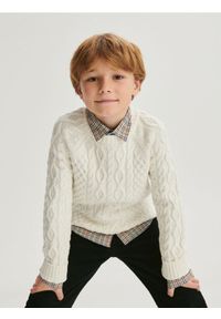 Reserved - Sweter o warkoczowym splocie - złamana biel. Materiał: dzianina. Wzór: ze splotem #1