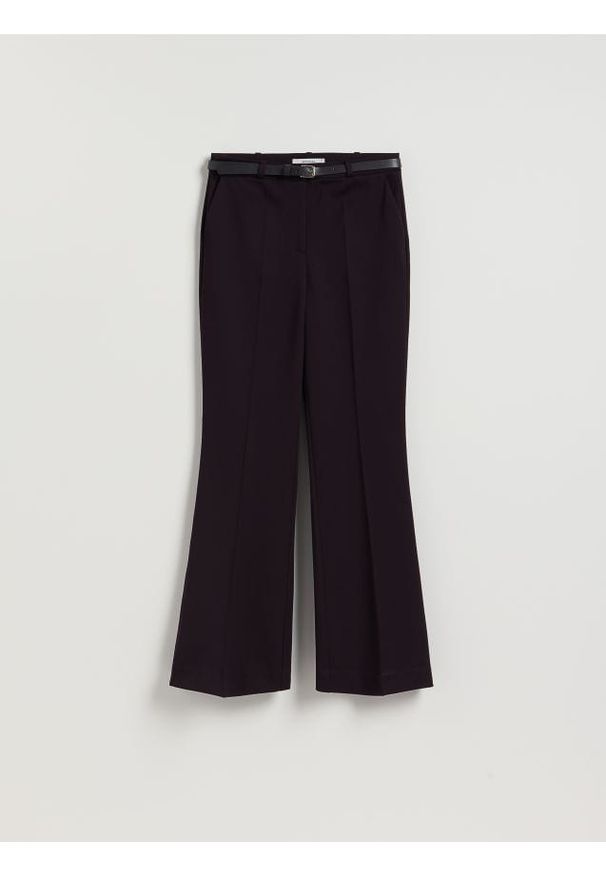 Reserved - Spodnie flare z paskiem - ciemnobrązowy. Kolor: brązowy. Materiał: wiskoza, tkanina