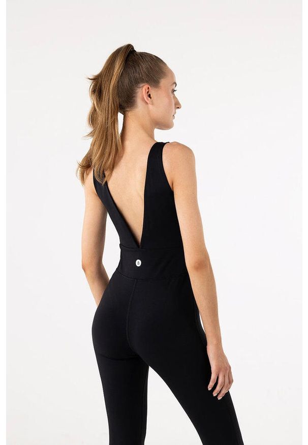 MOONHOLI - Kombinezon do jogi Moonholi Flow z otwartymi plecami. Kolor: czarny. Styl: sportowy