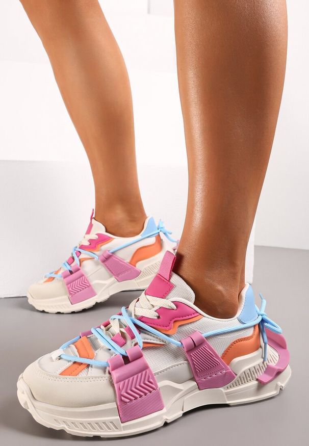 Renee - Fuksjowe Sneakersy z Ozdobnym Sznurowaniem i Taśmami Larvel. Kolor: beżowy