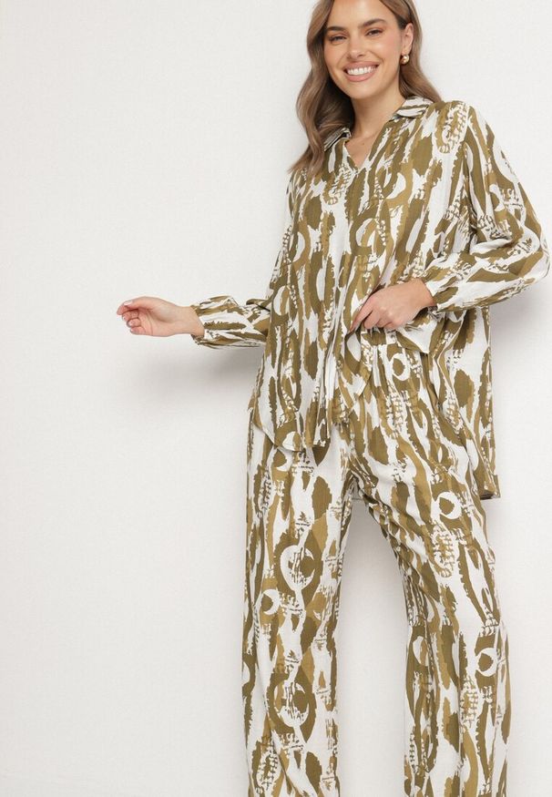 Born2be - Zielony Komplet z Wiskozą w Abstrakcyjny Wzór Koszulowa Bluzka i Spodnie Sarivone. Kolor: zielony. Materiał: wiskoza