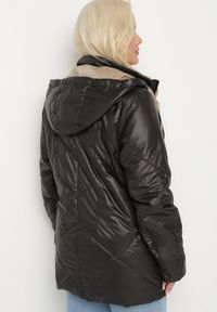 Born2be - Czarna Kurtka z Odpinanym Kapturem i Ozdobnym Pikowaniem Xalseli. Okazja: na co dzień, na spacer. Kolekcja: plus size. Kolor: czarny. Materiał: jeans. Styl: klasyczny, casual, elegancki #4