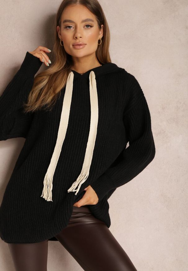 Renee - Czarny Sweter Oversize z Kapturem Ukuroa. Okazja: na co dzień. Typ kołnierza: kaptur. Kolor: czarny. Materiał: jeans. Wzór: aplikacja. Styl: casual