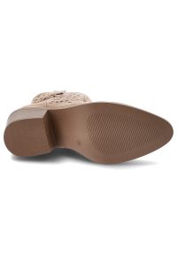 Botki damskie S.Barski, cholewka z materiału ażurowe wycięcia na bokach zamek po wewnętrznej stronie smukły fason wyprofilowany obcas, brązowe, HY61-. Okazja: na co dzień. Zapięcie: zamek. Kolor: brązowy. Szerokość cholewki: normalna. Wzór: ażurowy. Materiał: materiał. Sezon: jesień. Obcas: na obcasie. Styl: casual, klasyczny, elegancki. Wysokość obcasa: średni #4