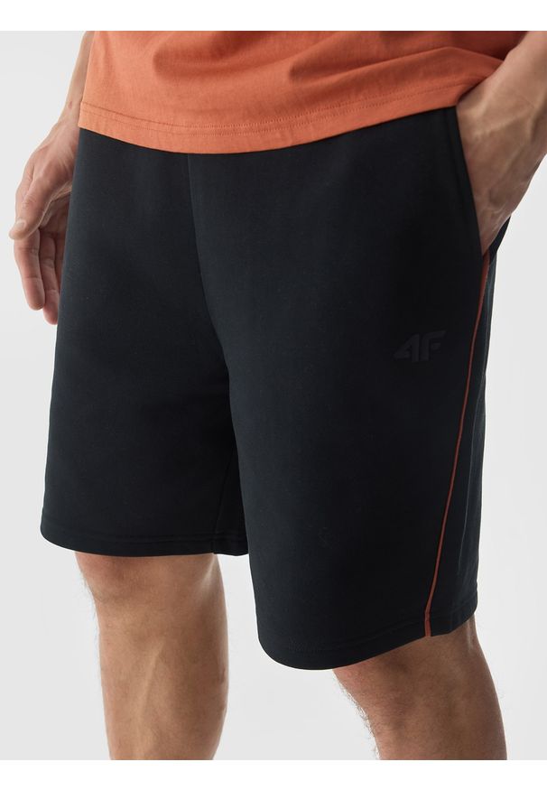 4f - 4F Spodenki dresowe męskie - czarne XXL. Kolor: czarny. Materiał: dresówka. Długość: krótkie. Wzór: nadruk, gładki, ze splotem