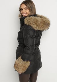 Born2be - Czarna Pikowana Kurtka z Paskiem i Kapturem Zdobiona Futerkiem Olunelia. Okazja: na co dzień. Kolor: czarny. Materiał: futro. Wzór: aplikacja. Styl: klasyczny, casual, elegancki #6