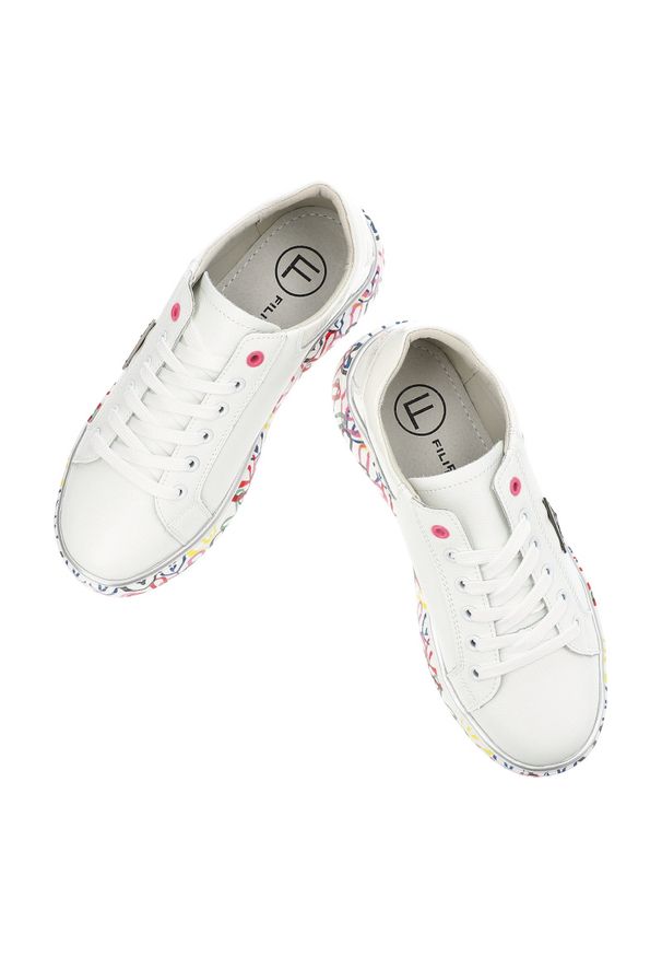 Białe Sneakersy Filippo Stylowe Obuwie Damskie Na Kolorowej Podeszwie. Okazja: na co dzień. Zapięcie: sznurówki. Kolor: biały. Materiał: jeans, materiał. Wzór: kolorowy. Sezon: lato. Styl: elegancki