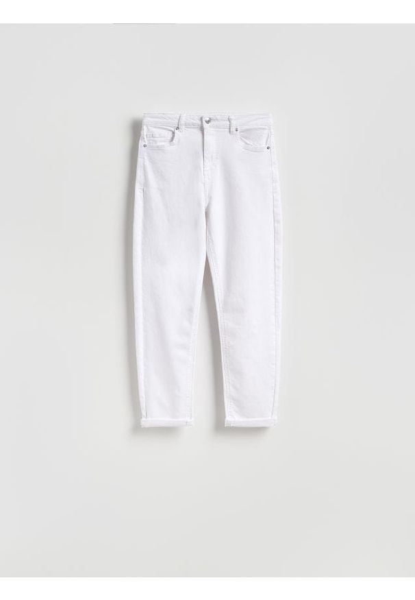 Reserved - Jeansy boyfriend slim - biały. Kolor: biały