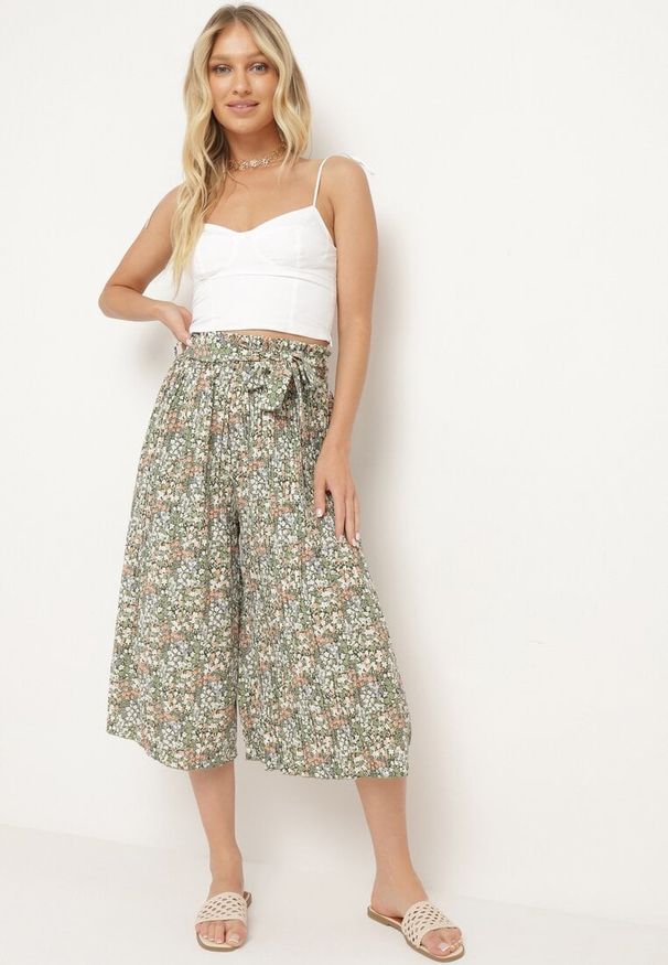 Born2be - Zielone Szerokie Plisowane Spodnie z Bawełną i Gumką w Talii Wiązane Paskiem Closofia. Okazja: do pracy, na spotkanie biznesowe. Stan: podwyższony. Kolor: zielony. Materiał: bawełna. Styl: klasyczny, biznesowy