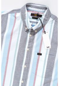 Lee - KOSZULA MĘSKA KRÓTKI RĘKAW LEE BUTTON DOWN SS DIPPED BLUE L886NULA 112123685. Typ kołnierza: button down. Materiał: materiał. Długość rękawa: krótki rękaw. Długość: krótkie. Wzór: kolorowy, paski #5