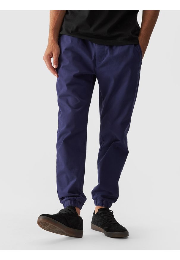 4f - 4F Spodnie casual joggery męskie - granatowe S. Okazja: na co dzień. Kolor: niebieski. Materiał: tkanina, bawełna, materiał, elastan. Wzór: jednolity. Styl: casual