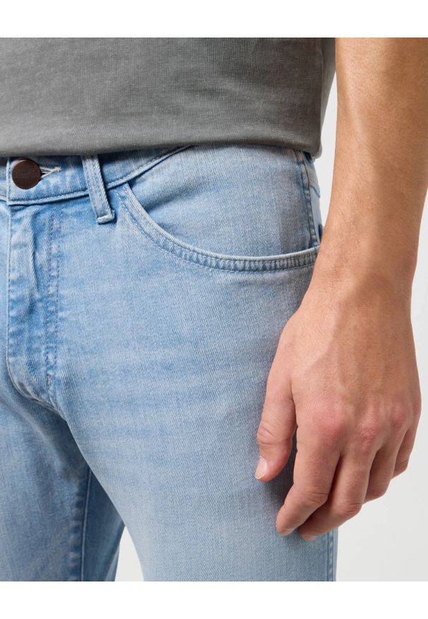 Wrangler - WRANGLER BRYSON MĘSKIE SPODNIE JEANSOWE JEANSY DŻINSY WHISPER BLUE 112350859 W14X017967