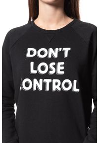 Lee - BLUZA LEE DAMSKA CORE CREWNECK SWS BLACK L53SDE01. Wzór: napisy