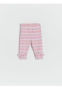 Reserved - Legginsy rybaczki w paski - biały. Kolor: biały. Materiał: dzianina, bawełna. Wzór: paski #1