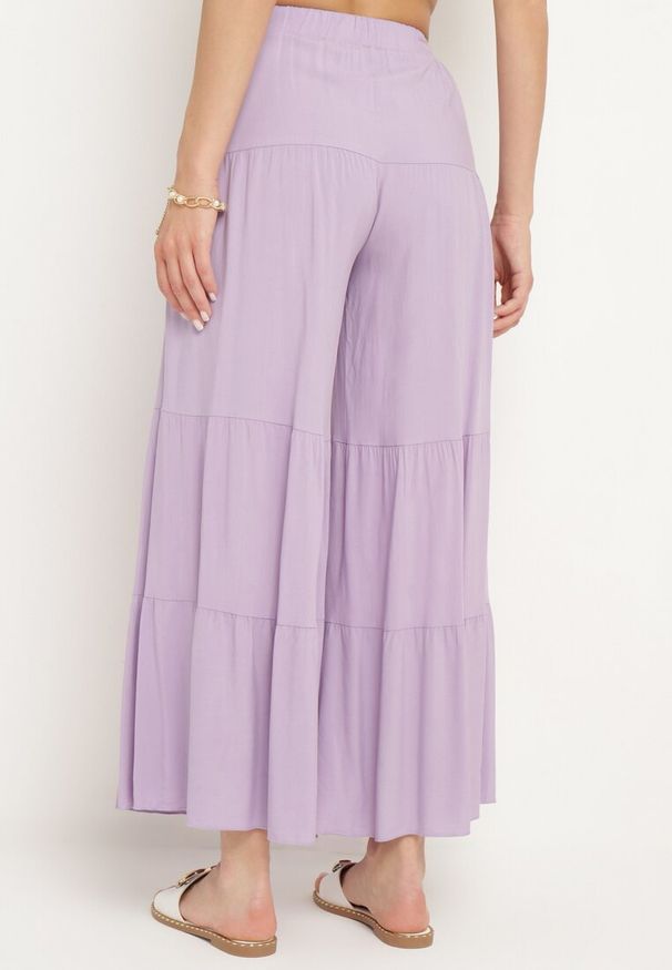 Born2be - Fioletowe Szerokie Spodnie z Wiskozy z Gumką w Talii Ozdobione Falbanką Dimlea. Okazja: na co dzień. Kolor: fioletowy. Materiał: wiskoza. Wzór: aplikacja. Styl: casual