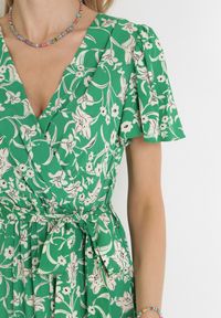 Born2be - Zielona Sukienka Maxi z Gumką w Pasie w Kwiaty Aretocia. Kolor: zielony. Wzór: kwiaty. Długość: maxi #3