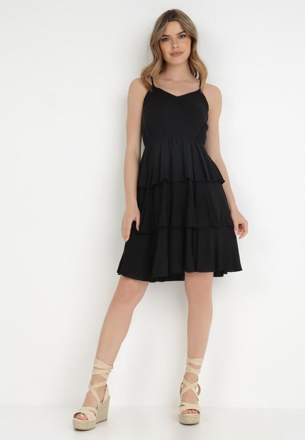 Born2be - Czarna Sukienka z Wiskozy Kephassa. Typ kołnierza: kołnierz z falbankami. Kolor: czarny. Materiał: wiskoza. Długość rękawa: na ramiączkach. Wzór: aplikacja. Typ sukienki: rozkloszowane. Styl: klasyczny