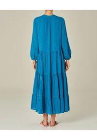 M.A.B.E - Niebieska sukienka midi Freya. Kolor: niebieski. Materiał: koronka. Długość rękawa: długi rękaw. Wzór: koronka. Długość: midi