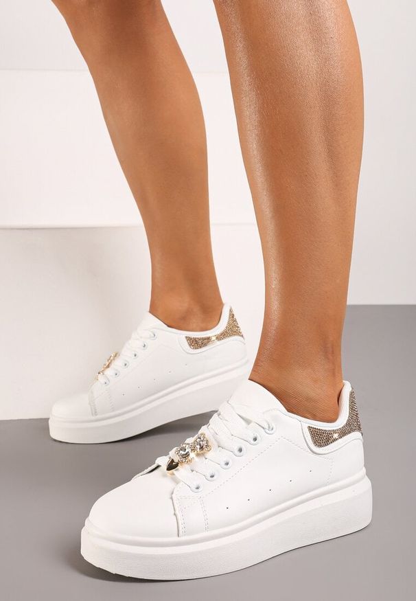 Born2be - Biało-Złote Sneakersy za Kostkę na Grubej Podeszwie z Cyrkoniami i Metalowymi Aplikacjami Helalia. Okazja: na co dzień. Wysokość cholewki: za kostkę. Kolor: biały. Materiał: jeans. Wzór: aplikacja