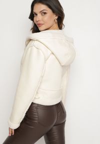 Born2be - Jasnobeżowa Krótka Kurtka Biker z Kapturem i Futrzanymi Wstawkami Daithia. Okazja: na co dzień. Typ kołnierza: kaptur. Kolor: beżowy. Materiał: futro. Długość: krótkie. Styl: casual #2