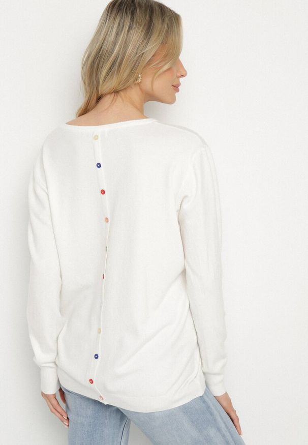 Born2be - Biały Sweter z Kaszmirem i Ozdobnymi Kieszeniami Sanarea. Okazja: na co dzień, na spacer. Kolor: biały. Materiał: kaszmir. Długość rękawa: długi rękaw. Długość: długie. Styl: casual, elegancki, klasyczny