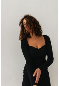 Marsala - Sukienka dopasowana z dekoltem w kształcie serca BLACK - FUSION BY MARSALA. Okazja: na imprezę, na randkę. Materiał: bawełna, dzianina, materiał, elastan, prążkowany. Typ sukienki: bodycon. Długość: mini
