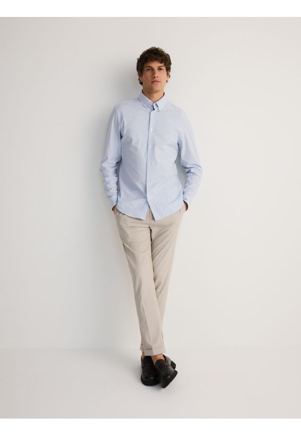 Reserved - Koszula slim fit w kratę - jasnoniebieski. Kolor: niebieski. Materiał: tkanina, bawełna