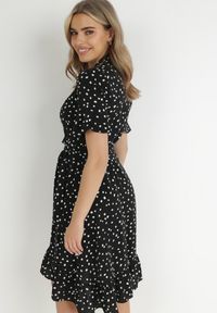 Born2be - Czarna Sukienka Irede. Kolor: czarny. Materiał: materiał, tkanina. Długość rękawa: krótki rękaw. Wzór: kropki. Sezon: lato. Typ sukienki: kopertowe. Styl: klasyczny. Długość: midi