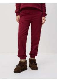 Reserved - Spodnie dresowe z bawełną - bordowy. Kolor: czerwony. Materiał: bawełna, dresówka #1