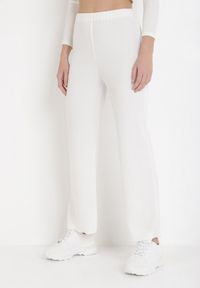 Born2be - Białe Spodnie Szerokie Anitea. Stan: podwyższony. Kolor: biały. Materiał: guma, dzianina, materiał, prążkowany. Długość: długie #1