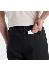 Spodnie męskie New Balance MP51563BK – czarne. Kolor: czarny. Materiał: bawełna, materiał, nylon #4