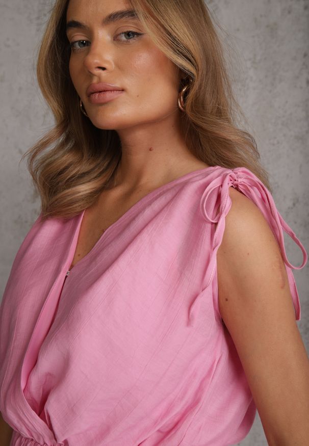 Renee - Różowa Kopertowa Sukienka Bombka z Wiązaniami Nyana. Typ kołnierza: dekolt kopertowy. Kolor: różowy. Typ sukienki: bombki, kopertowe. Styl: elegancki