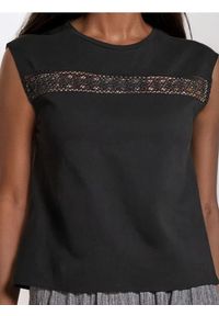 Sinsay - Bluzka z ażurową wstawką - czarny. Kolor: czarny. Wzór: ażurowy #1