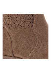 Brązowe Kozaki S.Barski Ażurowe Obuwie Damskie. Okazja: do pracy, na spacer, na co dzień. Kolor: brązowy. Szerokość cholewki: normalna. Wzór: ażurowy. Materiał: materiał. Sezon: zima, jesień. Obcas: na obcasie. Styl: casual. Wysokość obcasa: niski #7