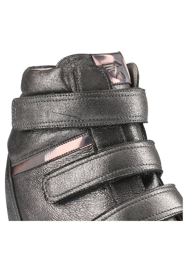 Sneakersy damskie Karino, lakierowana skóra naturalna zapinana na trzy rzepy i na płaskim obcasie, srebrno-szare, 1694-127-P. Okazja: na co dzień. Zapięcie: rzepy. Kolor: srebrny. Materiał: skóra, lakier. Szerokość cholewki: normalna. Obcas: na obcasie. Styl: casual, sportowy. Wysokość obcasa: niski