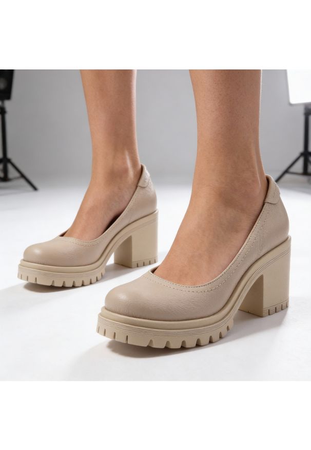 Półbuty damskie Armodo, cholewka ze skóry naturalnej o gładkim wykończeniu, klasyczna linia z zaokrąglonym noskiem, stabilny obcas osadzony na grubej. Okazja: na co dzień. Kolor: beżowy. Materiał: skóra. Szerokość cholewki: normalna. Wzór: gładki. Obcas: na obcasie. Styl: klasyczny. Wysokość obcasa: średni